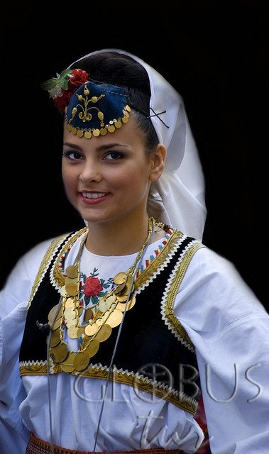 боснийская девочка в традиционном костюме